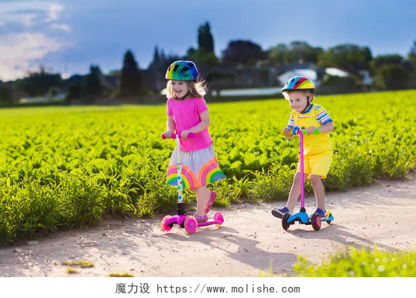 滑滑板车的小孩可爱的小孩欧美外国小女孩玩耍人物幸福童年孩子幸福的人美好童年六一儿童节61儿童节图片